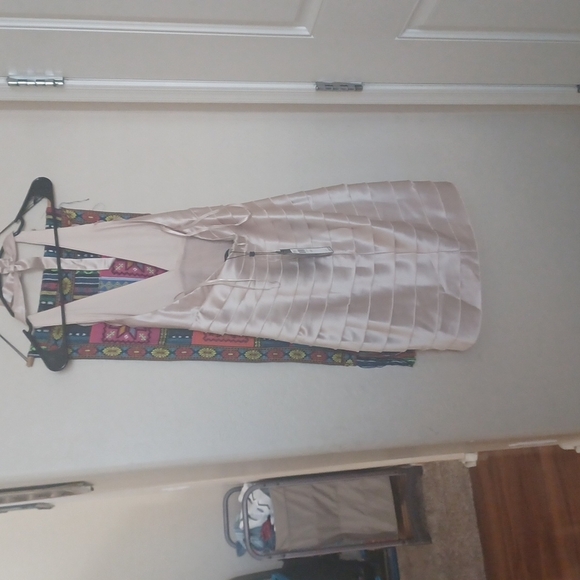 - Woman's dresses - Picture 2 of 4